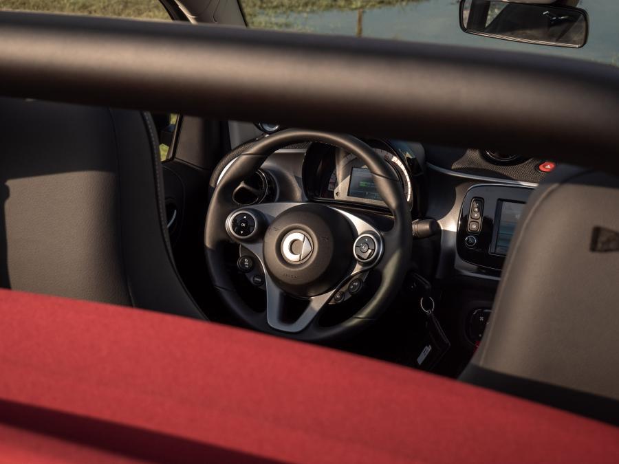 Интерьер Smart EQ ForTwo Prime Cabrio (A453) 2018 года  (WW) (фото 4 из 18)